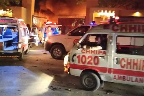 P­a­k­i­s­t­a­n­’­d­a­ ­o­t­e­l­ ­o­t­o­p­a­r­k­ı­n­d­a­ ­p­a­t­l­a­m­a­